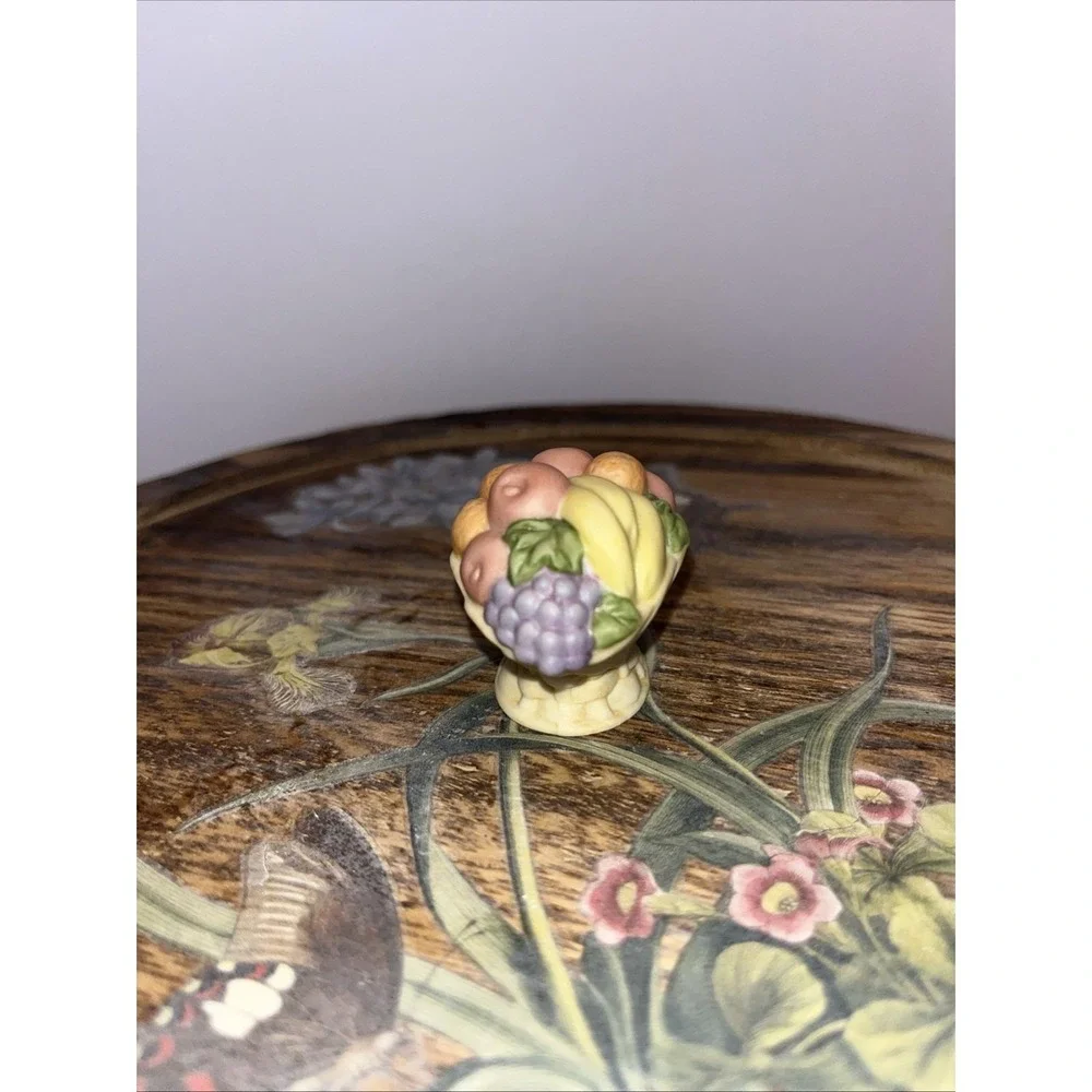 1983 Enesco Treasured Memories A Family Gathering‎ Thanksgiving Fruit Basket